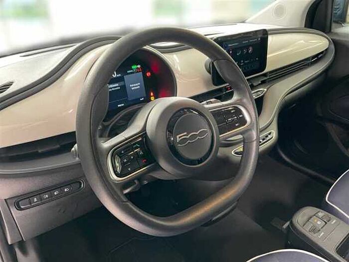 Fiat 500e Action Lichtsensor Spurhalteassistent USB 3.900km