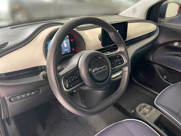 Fiat 500e Action Lichtsensor Bluetooth Spurhalteassistent