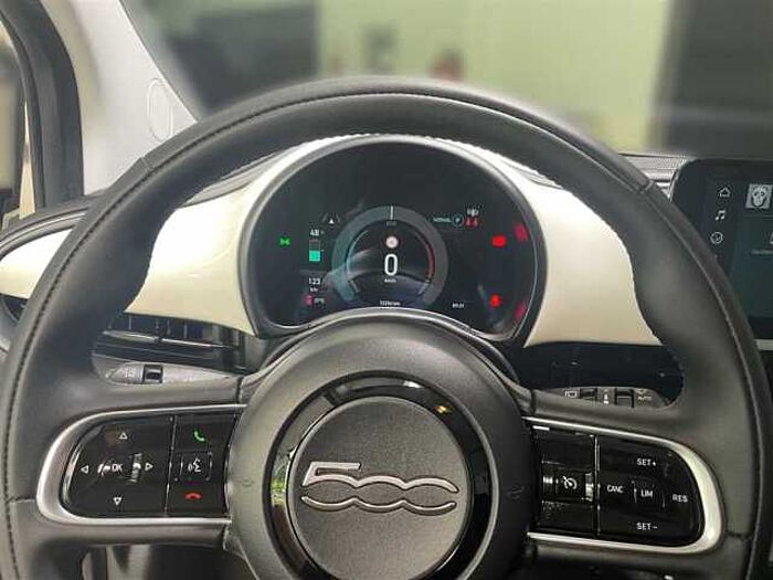 Fiat 500e Rückfahrkamera Sitzheizung CarPlay