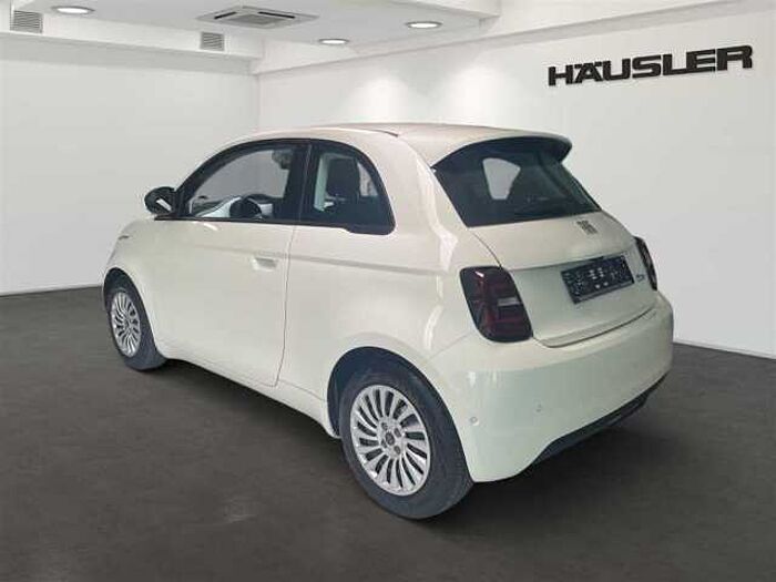 Fiat 500e Rückfahrkamera Sitzheizung CarPlay