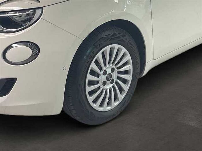 Fiat 500e Rückfahrkamera Sitzheizung CarPlay