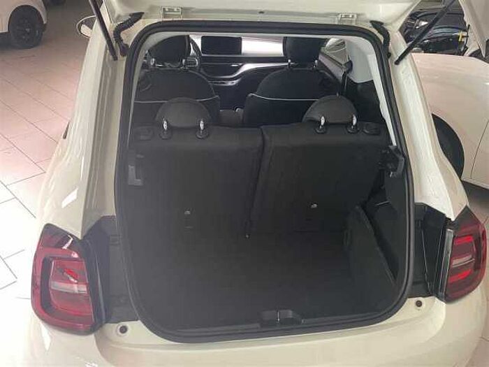 Fiat 500e Rückfahrkamera Sitzheizung CarPlay