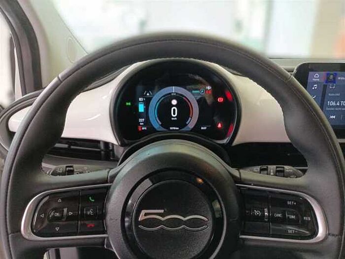 Fiat 500e Sitzheizung Rückfahrkamera Parksensoren