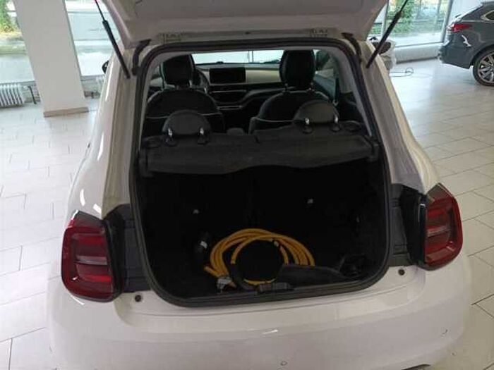 Fiat 500e Sitzheizung Rückfahrkamera Parksensoren