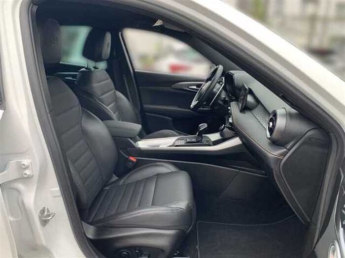 Alfa Romeo Tonale 1.5T Hybrid Veloce LED PDC Kamera Navi Leder ACC