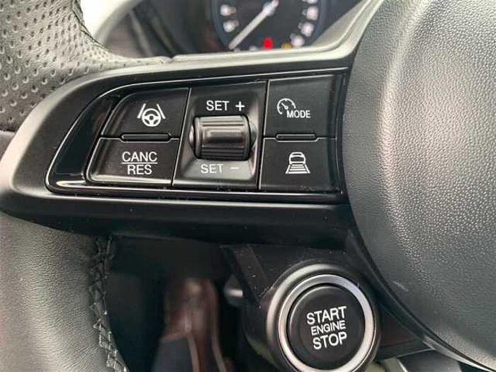 Alfa Romeo Tonale 1.5T Hybrid Veloce LED PDC Kamera Navi Leder ACC