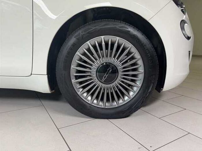 Fiat 500e Klimaautomatik Verkehrschilderkennung