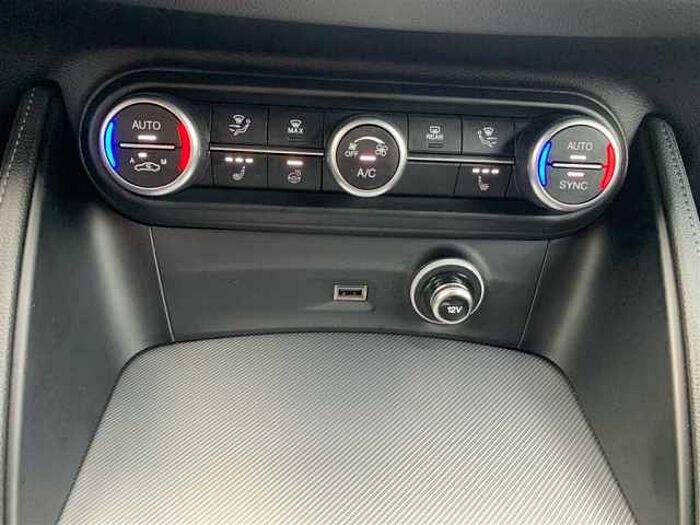 Alfa Romeo Stelvio 2.0 T Q4 Veloce LED PDC Kamera ACC Leder Navi Sitzheizung