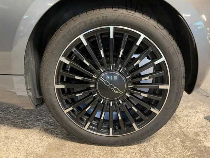 Fiat 500e la Prima Leder Navi Panoramadach Kamera LED