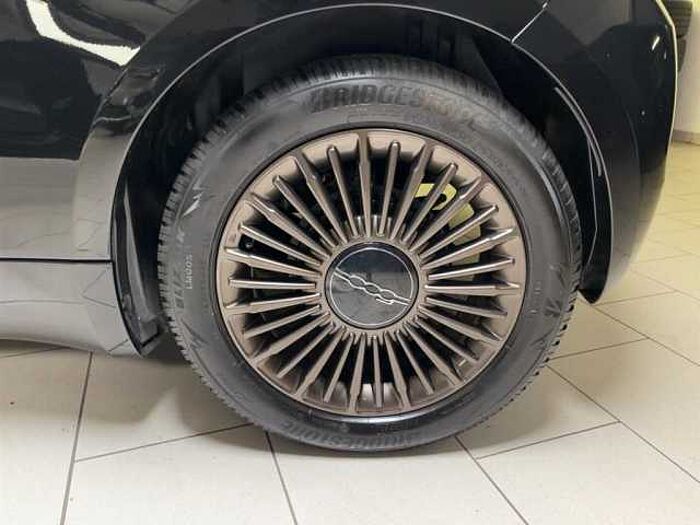 Fiat 500e Icon Sitzheizung Kamera Navigation CarPlay