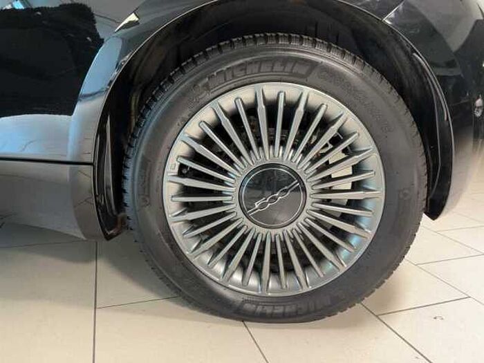 Fiat 500e Icon Sitzheizung Einparkhilfe Kamera Navi CarPlay