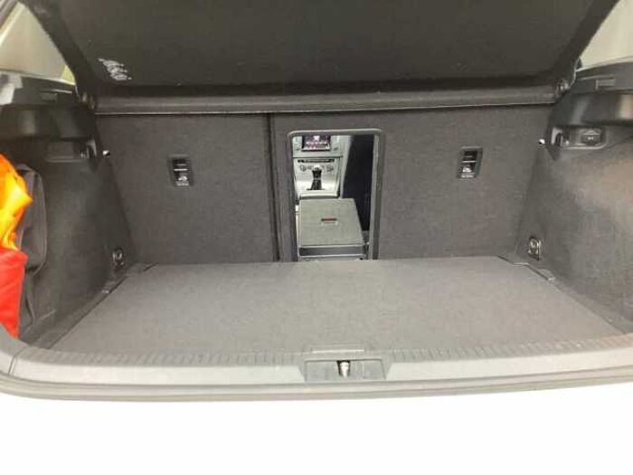 Volkswagen Golf 7 1.6TDI Lounge *Parksensoren*2-Zonen-Klima*