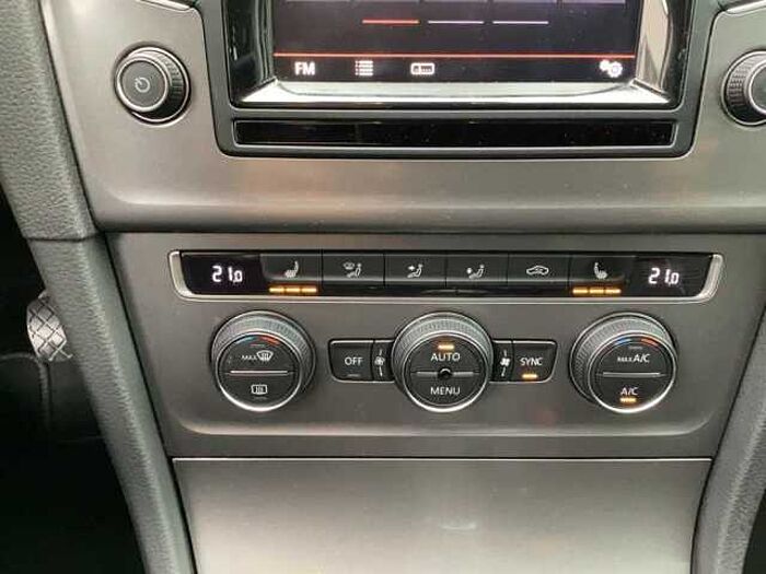 Volkswagen Golf 7 1.6TDI Lounge *Parksensoren*2-Zonen-Klima*