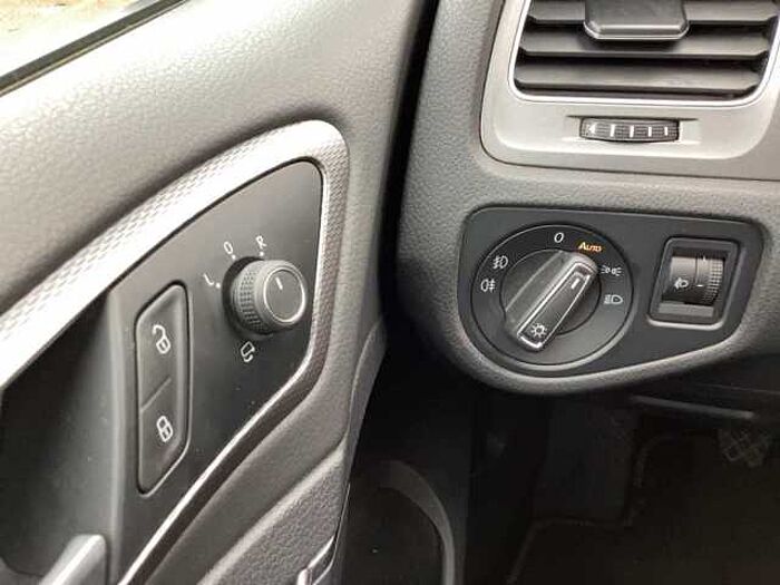 Volkswagen Golf 7 1.6TDI Lounge *Parksensoren*2-Zonen-Klima*