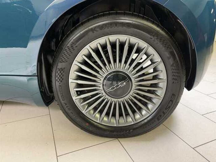 Fiat 500e Neuer 500 Icon CarPlay Navi Kamera Sitzheizung