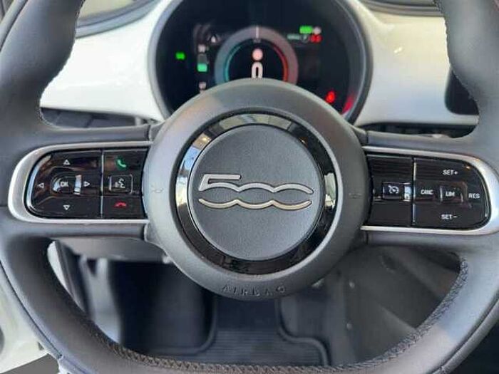 Fiat 500 *Klimaautomatik* *3-Phasen-Charger* *CarPlay* *Verkehrszeichenrkennung* uvm.
