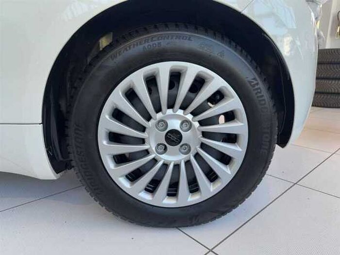 Fiat 500 *Klimaautomatik* *3-Phasen-Charger* *CarPlay* *Verkehrszeichenrkennung* uvm.