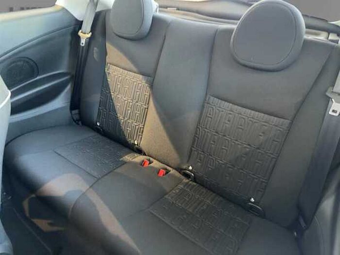 Fiat 500 *Klimaautomatik* *3-Phasen-Charger* *CarPlay* *Verkehrszeichenrkennung* uvm.