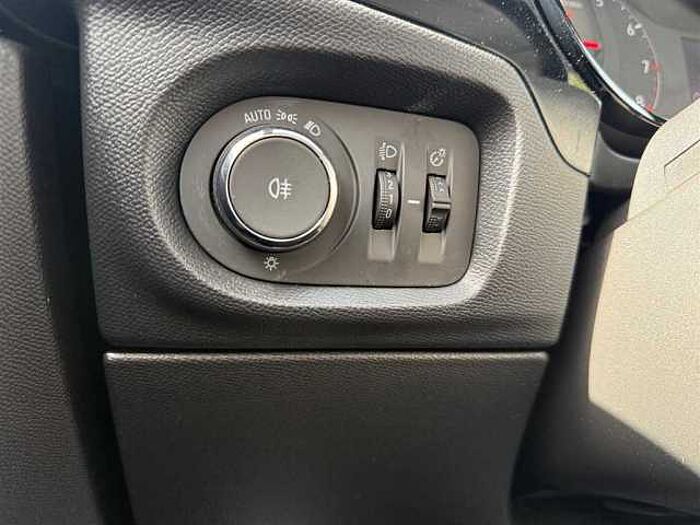 Opel Corsa 1,2 mit LED Scheinwerfer Klimaanlage Einparkhilfe hi Lederlenkrad