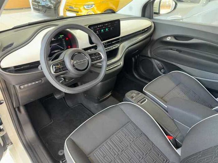 Fiat 500 Elektro 42 kWh 3-Phasen-Onboard-Charger *Klimaautomatik* *SHZ* *Kamera* *Car