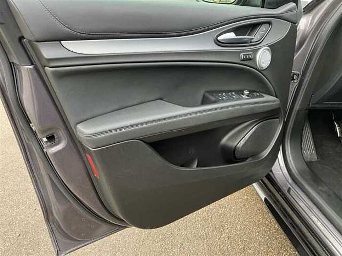 Alfa Romeo Stelvio 2.2D Q4 Veloce LED ACC Kamera Navi Leder Sitz+Lenkradheizung