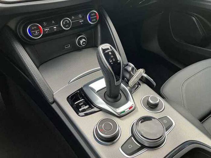 Alfa Romeo Stelvio 2.2D Q4 Veloce LED ACC Kamera Navi Leder Sitz+Lenkradheizung