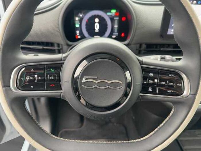 Fiat 500 Elektro 42 kWh 3-Phasen-Onboard-Charger Cabrio La Prima *Navi* *PDC vo. und