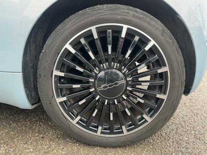 Fiat 500 Elektro 42 kWh 3-Phasen-Onboard-Charger Cabrio La Prima *Navi* *PDC vo. und