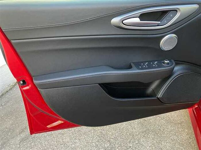 Alfa Romeo Giulia 2.0T Q4 Veloce AHK ACC LED PDC Kamera Navi Sitzheizung