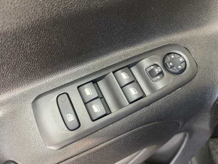 Opel Combo Life Elegance 1,5D 130Ps AHK Kamera PDC SHZ Carplay uvm.