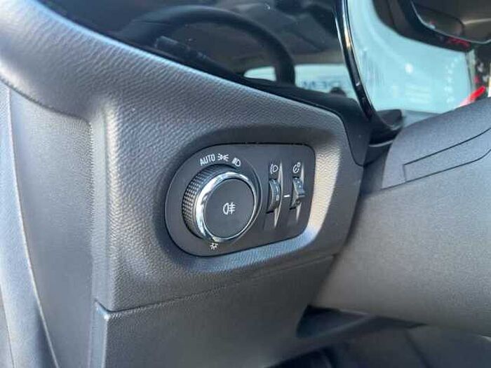 Opel Corsa Edition 100PS LED PDC SHZ DAB Carplay umv.