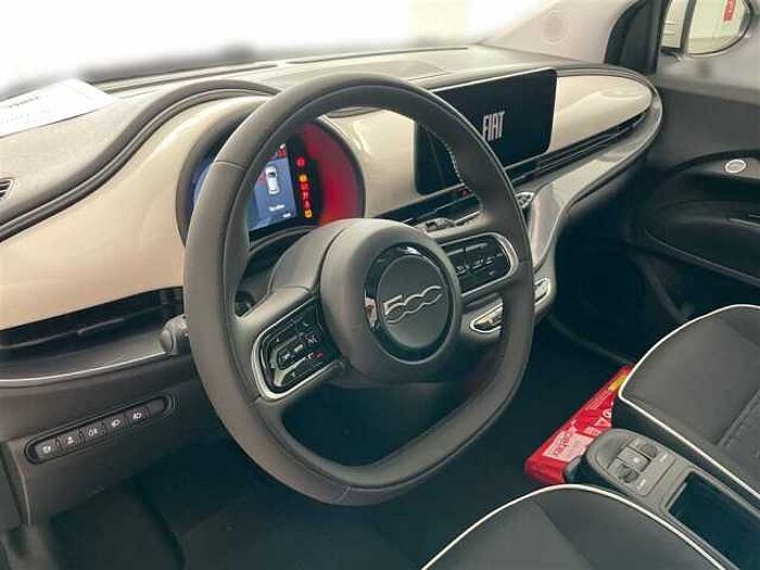 Fiat 500e 'Neuer 500' Navi, Parksensoren, CarPlay, Sitzheizung