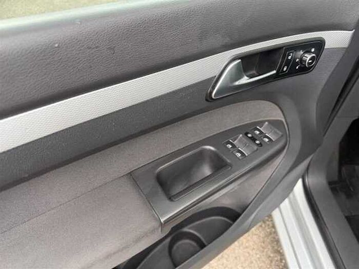 Volkswagen Touran 1.6 TDI *Navi* *PDC* *SHZ* *Klimaanlage* *Tempomat* *Berganfahr-Assistent