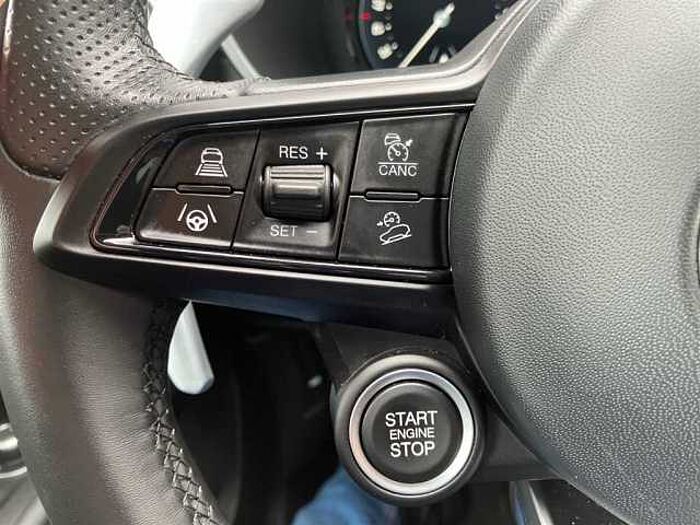 Alfa Romeo Stelvio 2.2D AT Veloce ACC PDC Kamera Navi Sitz+Lenkradheizung