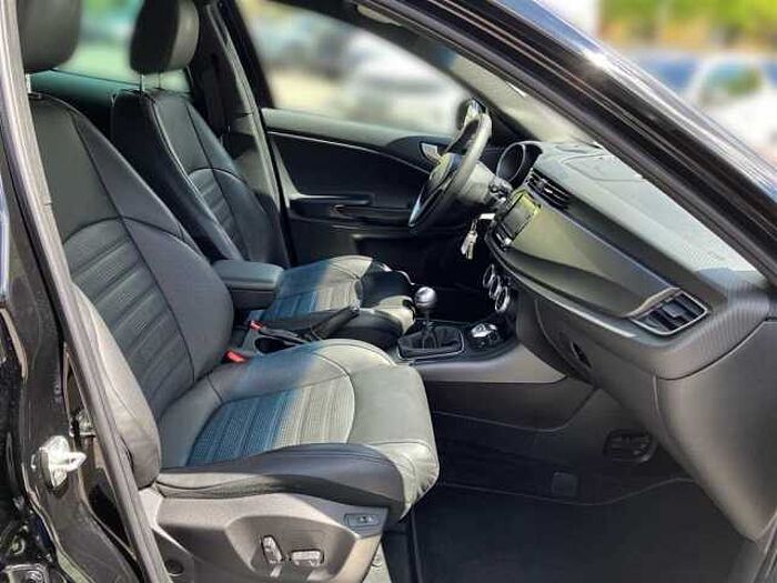 Alfa Romeo Giulietta 1.4T Sport Xenon Navi Leder PDC Sitzheizung Carbon-Paket