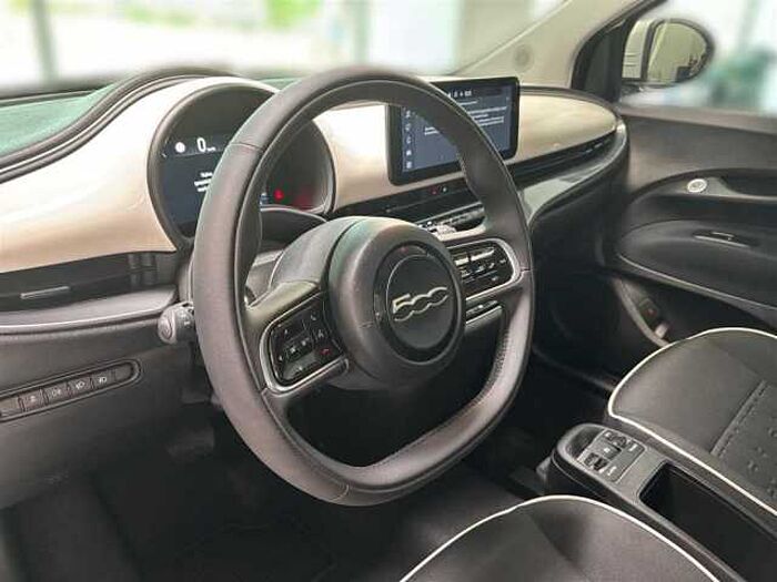 Fiat 500e Neuer 500 Klimaautomatik CarPlay Verkehrsschilderkennung
