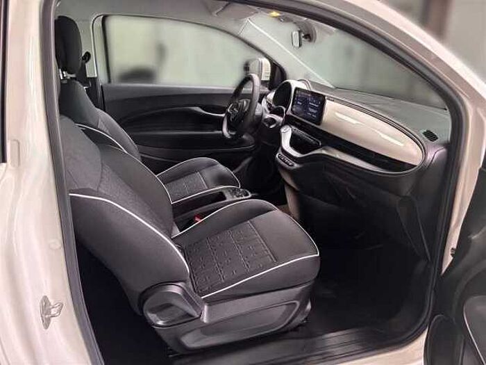 Fiat 500e Neuer 500 Klimaautomatik CarPlay Verkehrsschilderkennung