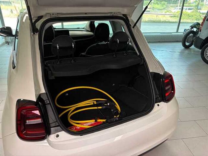 Fiat 500e Neuer 500 Klimaautomatik CarPlay Verkehrsschilderkennung