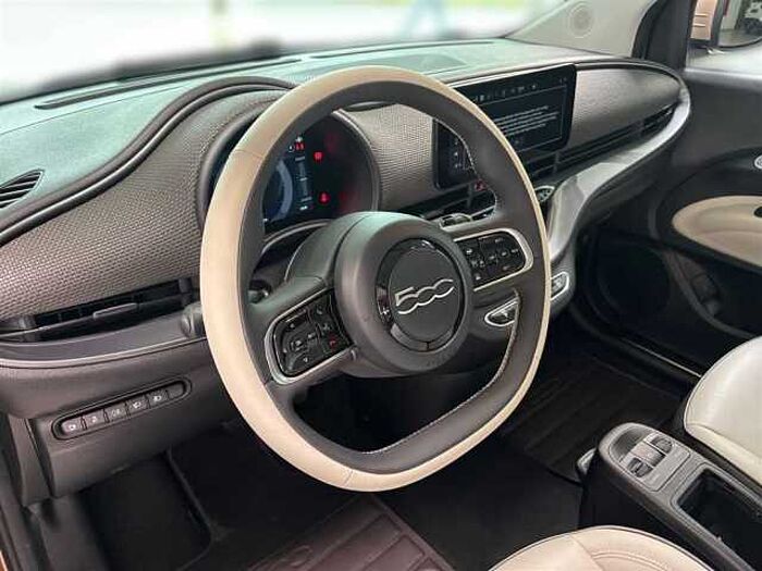 Fiat 500e La Prima 3+1 Leder Panorama LED Sitzheizung Kamera
