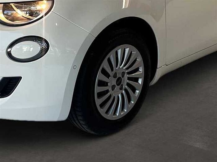 Fiat 500 mit Rückfahrkamera, Sitzheizung, Navi