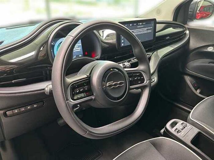 Fiat 500e Klimaanlage Tempomat Verkehrsschilderkennung