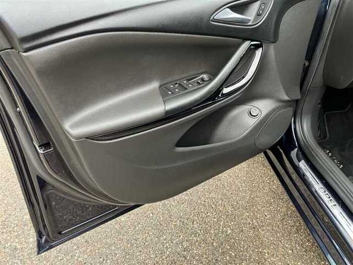 Opel Astra 1.4T AT Ultimate AHK Glasdach LED ACC Navi Kamera