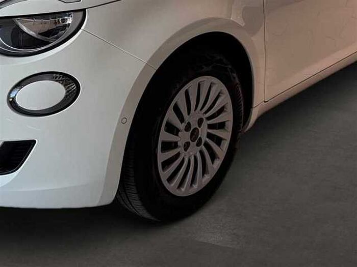 Fiat 500e PDC Rückfahkamera Sitzheizung KeyLess Navi