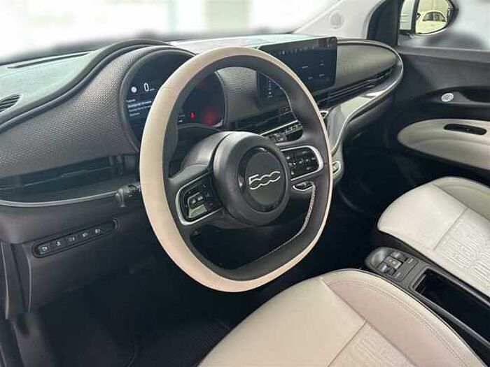 Fiat 500e Leder Kamera Klimaautomatik Panoramadach LED Navi