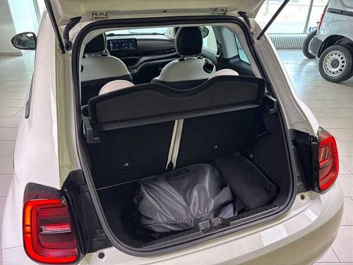 Fiat 500e Leder Kamera Klimaautomatik Panoramadach LED Navi