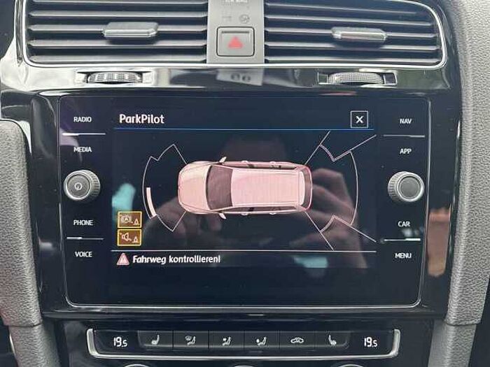 Volkswagen Golf VII Variant 150PS Navi Parkpilot ACC SHZ Klimaaut. uvm.