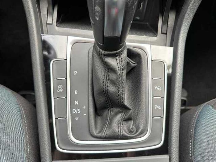 Volkswagen Golf VII Variant 150PS Navi Parkpilot ACC SHZ Klimaaut. uvm.