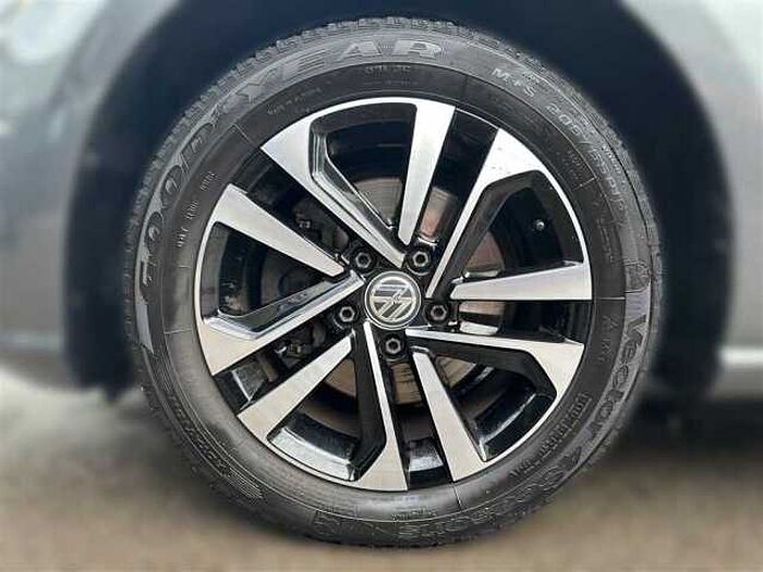Volkswagen Golf VII Variant 150PS Navi Parkpilot ACC SHZ Klimaaut. uvm.