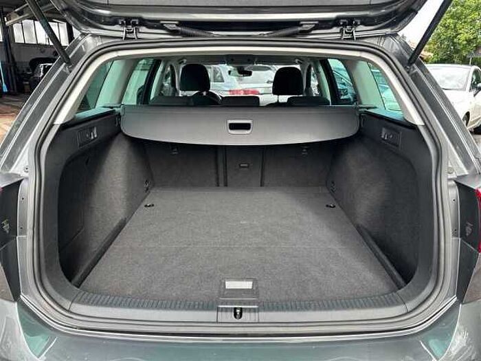 Volkswagen Golf VII Variant 150PS Navi Parkpilot ACC SHZ Klimaaut. uvm.