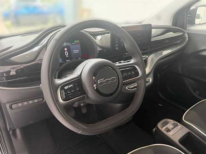 Fiat 500e KWh Automatik Keyless-Go Klimaautomatik Apple-Carplay Verkehrszeichenerkenn